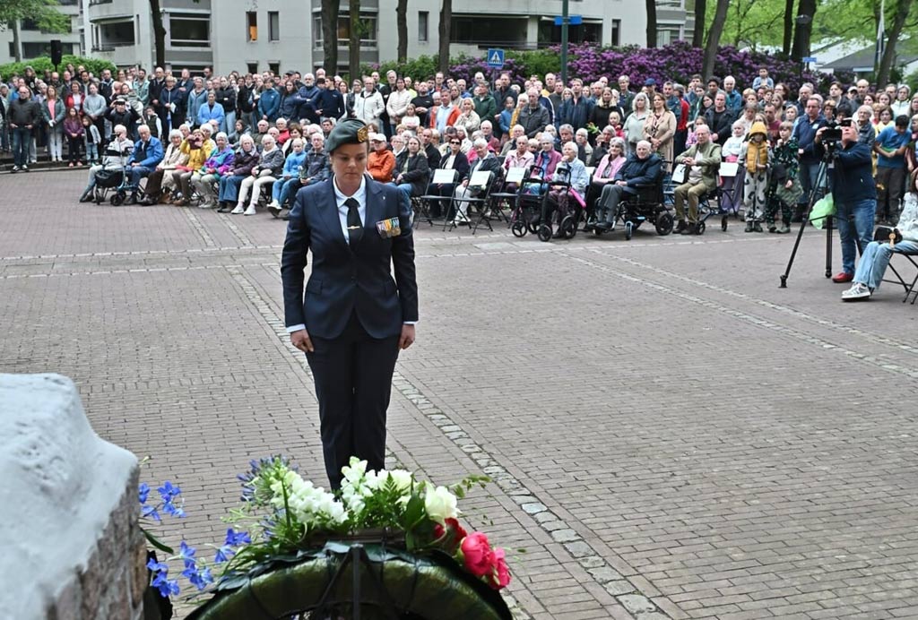 Linda legt bloemstuk veteranen Son en Breugel bij De Parachutist